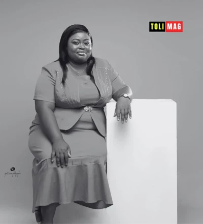 Portrait de Noga Esther Natacha, juriste camerounaise en tenue professionnelle, illustrant le leadership féminin et l’accompagnement juridique des entreprises en Afrique