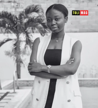 Portrait de Yablé Mienti, juriste ivoirienne et oratrice engagée, tenant un micro lors d’une conférence sur l’émancipation des jeunes filles en Afrique.